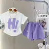 Conjunto de Verão para Bebês Meninas 2025 Novo Conjunto Casual de Verão Manga Curta Shorts Conjunto de Duas Peças da Moda para Crianças