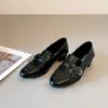 Mocassins Super Macios para Mulheres 2026 Nova Coleção Primavera e Outono Slip-On Retro Sapatos de Couro Britânicos com Salto Grosso Versátil Sapato Único para o Dia a Dia