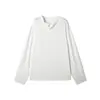 2026 Nova Camiseta Masculina Minimalista Francesa Manga Longa Personalidade de Nicho Design de Gola Irregular Camiseta de Manga Longa Masculina