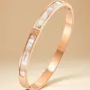 Pulseira de Aço Titânio Branca Estilo Francês com Toque Fashion e de Alto Padrão, Apresentando Design de Fecho com Diamantes, Banhada em Ouro 18K, Versátil