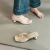 Sandalias de tirante único con temperamento suave de nicho para mujer, verano 2026, calzado de exterior, sandalias de plataforma gruesa con tacón de cuña para niña, estilo exquisito, chanclas de punta abierta para aumentar la altura