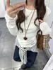 Camiseta Blanca de Manga Larga con Letras Jacquard para Mujer, Camiseta Interior de Otoño e Invierno, Hombro Derecho Ajustada Sexy, Top Casual Americano