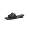 Chinelos Planos de Moda Tecidos de Nicho 2cm Verão 2026 Sandálias Slip-on Quadradas para Uso Externo