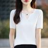 Camiseta de manga corta con hombros descubiertos de seda helada para mujer, diseño veraniego, corte entallado, cuello en V, elegante
