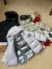 Jaqueta puffer infantil rastreável com 90% de penugem de pato branco ~ Novo padrão nacional. Feita com grafeno. Leve, quente, com excelente retenção de calor e altamente impermeável.