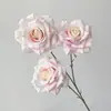 Flor Artificial Personalizada de 3 Cabezas de Rosa Disposición de Salón de Bodas Material de Flores para Coche de Bodas Arreglo Floral de Salón de Bodas Pared Decoración del Hogar Arte Floral