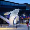 Escultura de Baleia em Aço Inoxidável para Exterior Grande Oca Metal Espelhado Luminoso Peixe Kunpeng Elemento de Água Golfinho Ornamento para Imóveis
