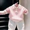 Roupas infantis coreanas 2026 primavera e outono novo conjunto de suéter de malha com gola polo listrado rosa e calça casual branca