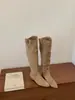 Botas elegantes y sencillas de punta hasta la rodilla con tacón cuadrado de ante para otoño e invierno, que ofrecen una sensación relajada y son adecuadas para ir al trabajo si se combinan con una falda.