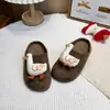Nueva colección de otoño e invierno 2026 para niños: Sandalias tipo chancla lindas de Mickey Mouse, adecuadas tanto para niños como para niñas, diseñadas para uso en exteriores, cómodas y con suela antideslizante, parecidas a las sandalias Birkenstock