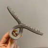 Pinza de tiburón de tamaño mediano con forma de lazo para la parte trasera de la cabeza, modelo 2026, lindo pasador floral con un toque de alta gama y borlas