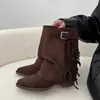 Botas curtas de camurça europeias e americanas com um toque Maillard para mulheres, novas botas de moda versáteis para o outono e inverno de 2026, sapatos de bico fino, botas abaixo do joelho