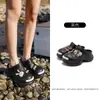 Tamancos Espessos da Moda e Únicos para Mulheres, Sapatos Estilosos para Jardim e Uso Externo, Sandálias Fechadas de Salto Alto, Atacado para Comércio Transfronteiriço