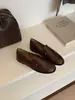 Sapatos retrô de couro marrom estilo britânico para mulheres, nova versão coreana para primavera e outono, mocassins versáteis de couro macio para calçar sem cadarço