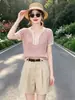 Top de punto hueco a rayas dulces estilo coreano para mujer, súper elegante para el verano, cuello en V, casual, versátil, top ligero de manga corta