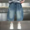 Shorts Jeans de Verão para Meninos 2026 Novo Estilo Calças Finas de Barra Reta de Comprimento Médio para Meninos Pequenos Calças Infantis Estilosas Tendência
