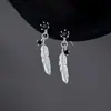 Aretes y tachuelas de moda con forma de pluma plateada para mujer, estilo coreano, elegantes, modernos, diseño de nicho, directo del fabricante