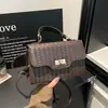 Primavera 2026 Nuevo Color Sólido Casual Moda Exquisita Tejida Estilo Relajado Moderno Gran Capacidad Elegante Bolso Cruzado al Hombro