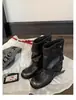 Pernas de calça Botas Martin britânicas salto grosso retrô botas curtas femininas alça de fivela botas de sola grossa plissadas Botas western aumento de altura jeans empilhadas