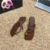 Sandálias de salto anabela com poá estilo francês para mulheres, novos sapatos de salto alto para o verão de 2026, sandálias slip-on com fivela de metal afuniladora