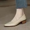 Sapatos femininos de bico fino 2023 novo estilo salto grosso francês rasos de salto médio salto alto feminino cor de damasco