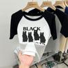 Camiseta Retrô Europeia Americana de Manga Curta com Ombro Direito Descoberto para Mulheres Verão 2022 Nova Estampa em Cores Contrastantes Top Curto Único e Chic