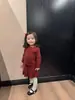 Roupas Infantis Cutemily Outono e Inverno Conjunto Vermelho Suéter Top Crochê à Mão Retrô + Saia Plissada Conjunto de 2 Peças