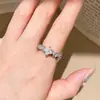Anillo abierto ovalado con circonita cúbica chapado en oro real de 18 quilates, un diseño de nicho y sofisticado, perfecto para el dedo índice, una pieza de joyería versátil y elegante para mujeres