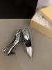 Sandálias de Salto Alto Prata Estilo Francês com Salto Gatinho para Mulheres, Novos Sapatos de Verão 2025 Elegantes de Bico Fino que Combinam com Vestidos