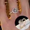 Anillo de Girasol de Lujo Ligero para Mujer, Diseño Elegante y Único en Forma de Brújula con Circonita Sintética, Anillo para Dedo Índice para Mujer, Moderno y Genial