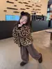 Casaco de moletom forrado com estampa de leopardo estilo coreano para meninas, nova coleção de inverno 2026, casaco de algodão espesso para crianças, casaco peludo moderno e estiloso para bebês e crianças maiores
