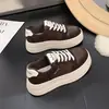 Outono de 2026 Novos Sapatos Casuais Brancos de Couro Respirável com Solado Grosso Antiderrapante Aumentadores de Altura Estilo Coreano Sapatos de Plataforma da Moda para Mulheres