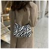 Bolso Nuevo para Mujer Otoño e Invierno Moda Tendencia Animales Peluche Vaca Cebra Cadena Hombro Trendy Lindo Bolso Cruzado de Mano