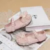 Zapatos para Niñas Zapatos de Princesa 2026 Primavera y Otoño Estilo Nuevo Zapatos Pequeños de Cuero para Niños Flor de Mariposa Niños Medianos y Grandes Mary Jane Zapatos de Una Sola Hebilla