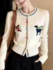 Cardigan jacquard tricotado em blocos de cor de desenho animado moderno para mulheres, nova coleção de outono de 2026, estilo curto projetado para fazer as figuras baixinhas parecerem mais jovens