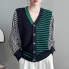 Blusa Listrada de Manga Três Quartos para Mulheres 2025 Nova Coleção Início da Primavera Gola V Manga Média Camisa Básica Malha de Seda Gelada Fina Início da Primavera
