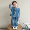 Conjunto de Colete Jeans para Meninas 2026 Novo Conjunto de Três Peças Estilo Coreano Primavera e Outono Roupa Infantil Estilosa Camisa e Jeans