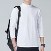 Camiseta preta de manga longa, gola alta discreta, caimento solto, algodão puro de peso pesado, peça básica simples masculina, moderna e estilosa com uma vibe ins