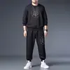 Conjunto casual de otoño: una sudadera elegante de manga larga con cuello redondo y estampado combinada con pantalones jogger de cintura alta con cordón