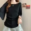 Blusa de verão estilo novo para tamanhos grandes, com decote canoa, mangas sino, design simples, malha que afina e valoriza o corpo.