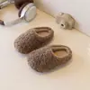 Zapatos de algodón gruesos, afelpados y con forro polar para niños, nuevo estilo invierno 2026, zapatos de felpa de dibujos animados para niñas, pantuflas de algodón para bebé