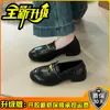 Mocassins de Estilo Britânico Versáteis com Solado Macio e Fivela Dourada para Mulheres 2026 Outono Novo Confortáveis para o Dia a Dia Sapatos de Salto Baixo Moda Sapatos Pequenos de Couro