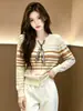 Elegante cardigã de tricô listrado com gola redonda e manga longa para mulheres, nova moda de início de outono 2026, top estilo lenço de seda chique