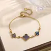 Pulsera de Moda de Trébol de Cuatro Hojas y Tres Flores de la Suerte para Hombres y Mujeres, Diseño de Nicho Versátil de Lujo Ligero, Sensación de Alta Gama, Elegante Joyería de Acero de Titanio