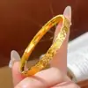 Tienda de Oro Mismo Estilo Deslumbrante Pulsera de la Fortuna de Hielo Triturado de Tres Caras, Pulsera Cerrada Lisa de Oro Triturado Color Dorado para Novia
