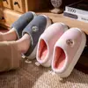 Pantuflas de Algodón con Suela Gruesa para Mujer con Sensación de Caminar sobre las Nubes, Nuevo Modelo Otoño e Invierno 2026, Pantuflas Cálidas para Casa en Interiores, Pantuflas Peludas con Talón Semi-Cerrado
