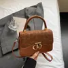 Bolso para Mujer 2026 Estilo Nuevo, Textura Simple y Retro, Bolso Pequeño Cuadrado de Hombro Cruzado, Adecuado para Viajar al Trabajo y Uso Casual, Bolso de Mano Pequeño