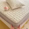 Algodón de borla cómodo y amigable con la piel Gasa de doble capa Clase A colcha acolchada arrugada falda de cama juego de tres piezas falda de cama individual funda de almohada individual cubierta de cama suave y esponjosa