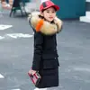 Ropa infantil abrigo acolchado de algodón para niñas 2023 Invierno nuevo estilo coreano para niños medianos y grandes abrigo acolchado de algodón de longitud media con cuello de pelo para niños