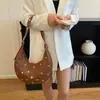 Bolsa de mão de design de nicho transfronteiriço estilosa para mulheres, nova moda 2026 bolsa de ombro personalizada com tachas, bolsa de bolinho da moda